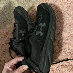 Men’s sz 8 Under Armor black shoes